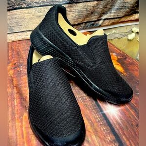 RELAXED FIT MEMO E size 7 women's black skechers